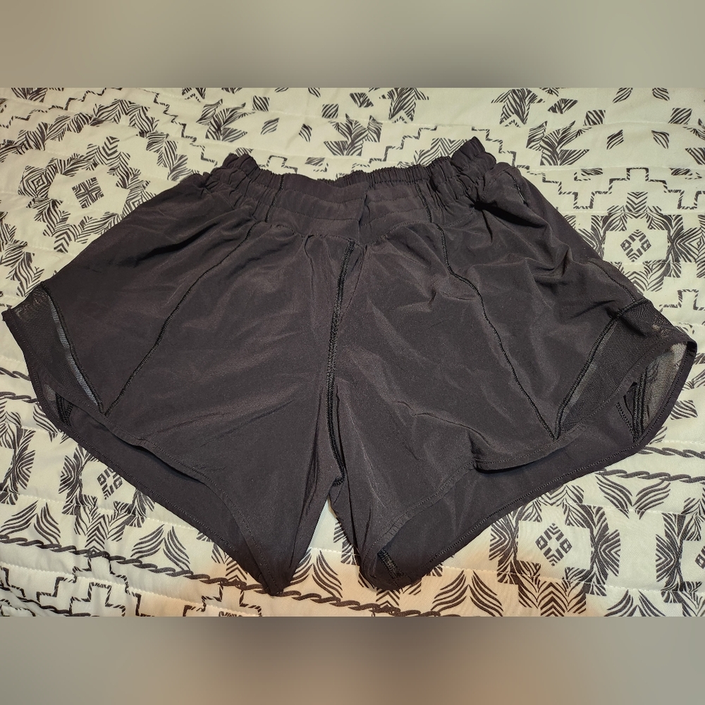 Lululemon Hotty Hot low rise lined shorts size 6